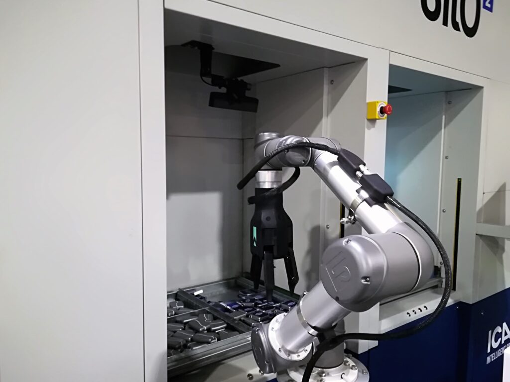 Isola robotizzata per il magazzino automatico