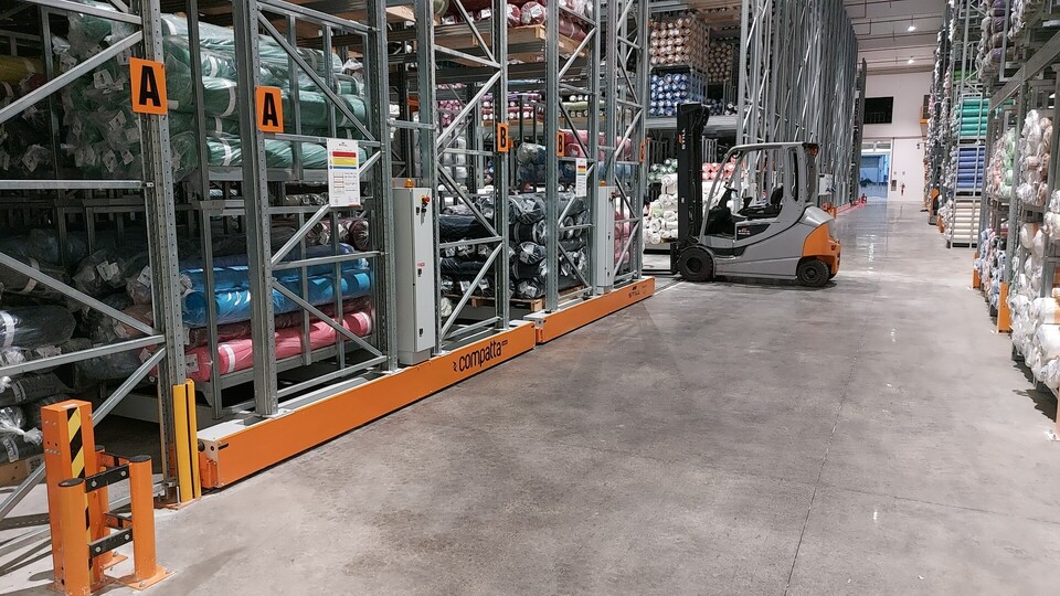 Scaffalatura industriale compattabile: la soluzione per lo stoccaggio dei tessuti moda