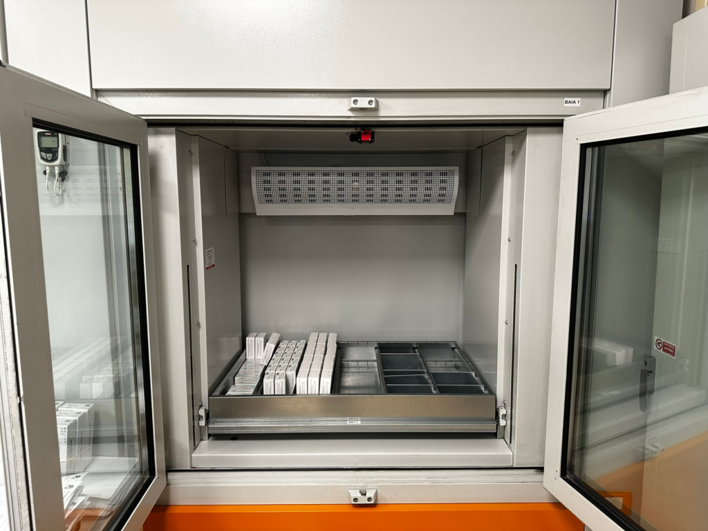Magazzino verticale multipiano per farmaci a temperatura controllata
