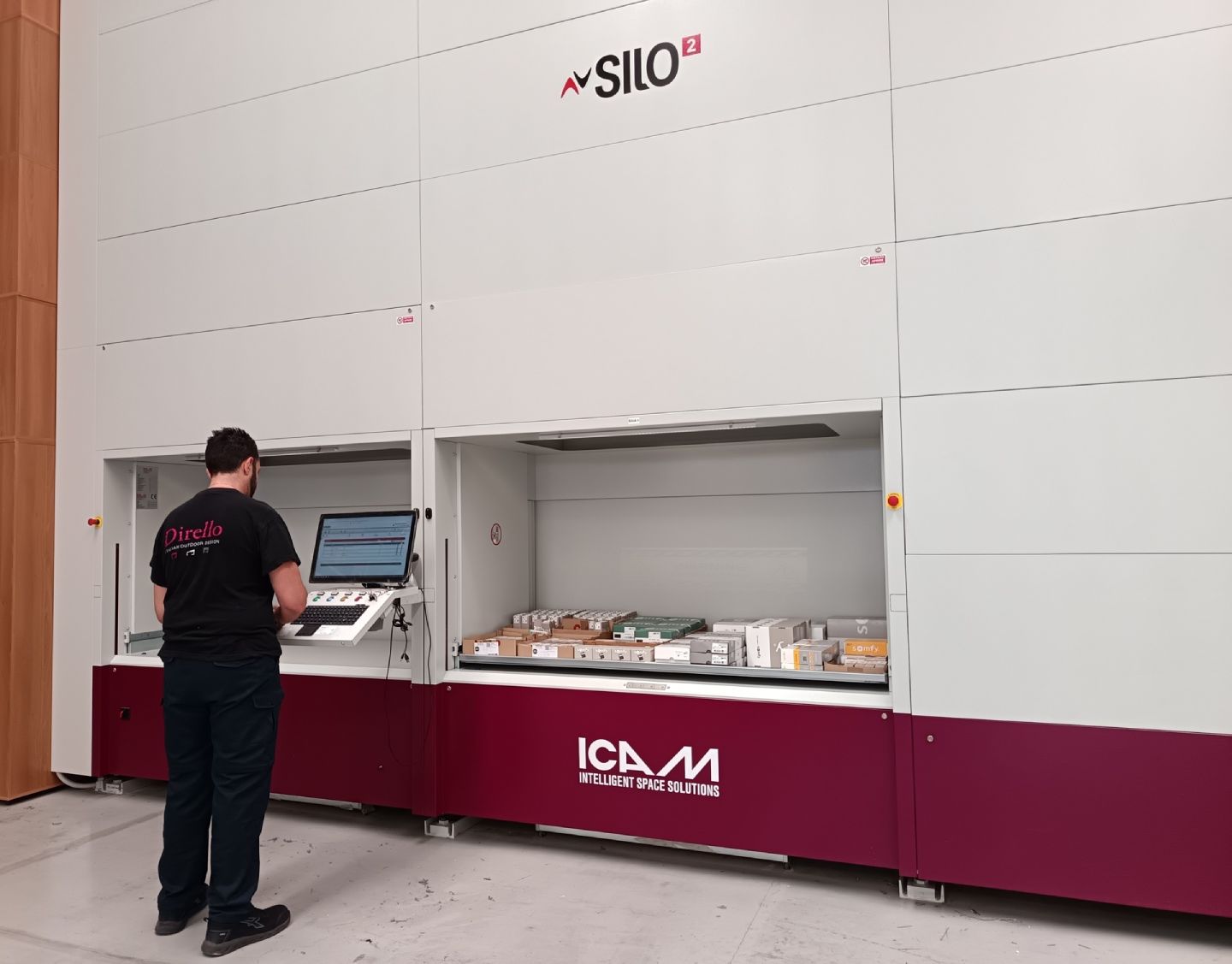 Per la gestione della componentistica, Dirello ha installato un magazzino automatico verticale SILO² multi-colonna, posizionato a servizio diretto delle linee di assemblaggio.