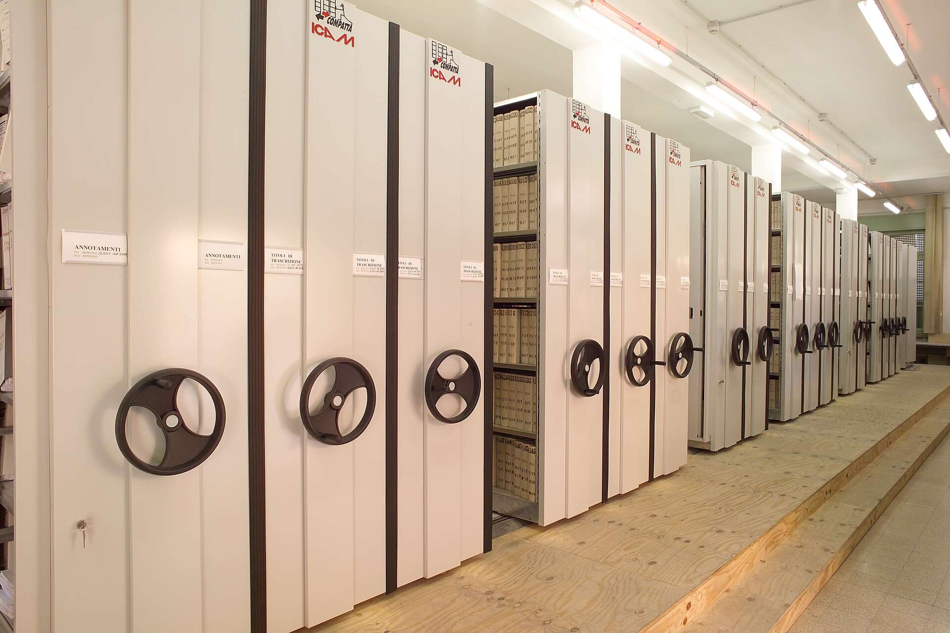 COMPATTA Light - Il sistema di scaffalature mobili per archiviazione