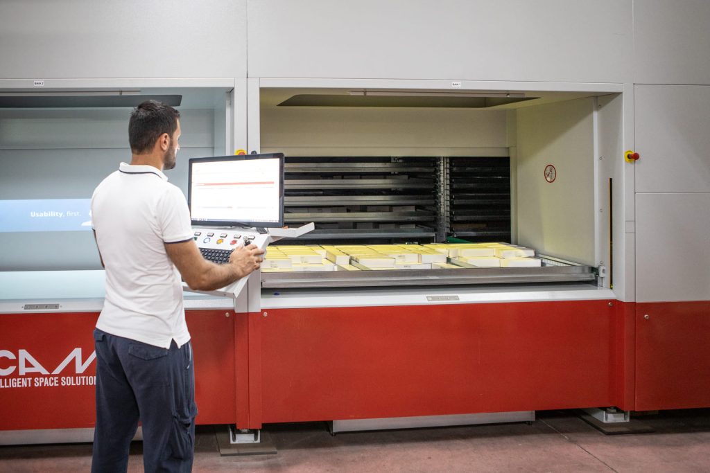 Color Batch Picking with IRIDE enables the simultaneous preparation of up to 12 orders in a single picking cycle