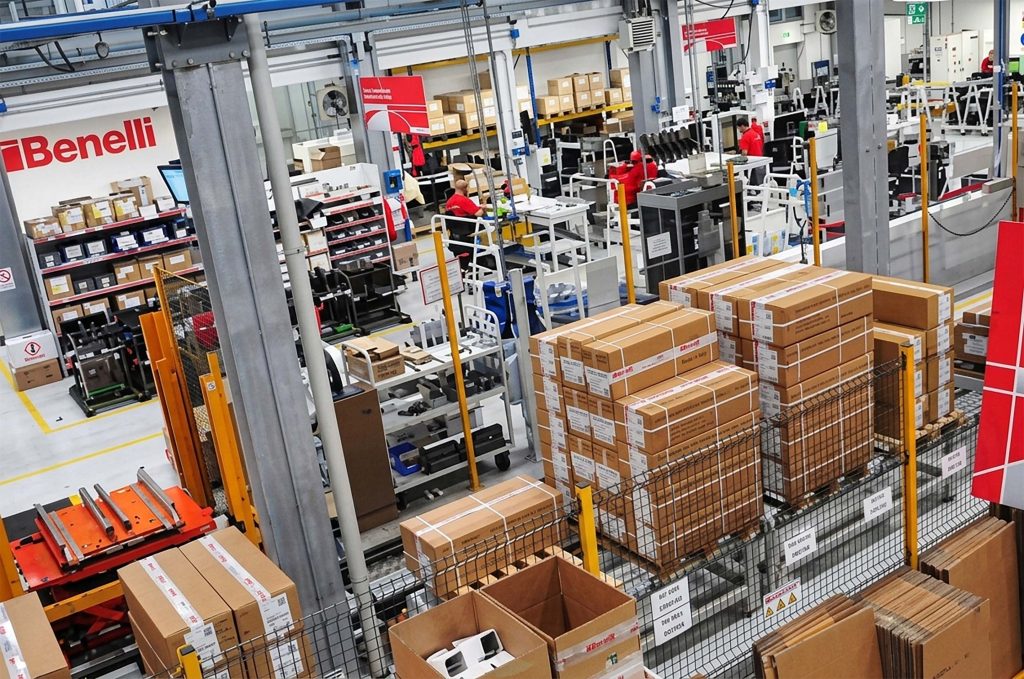 Isola robotizzata di picking e kitting con cobot e magazzino verticale SILO² — stabilimento Benelli Armi, Urbino