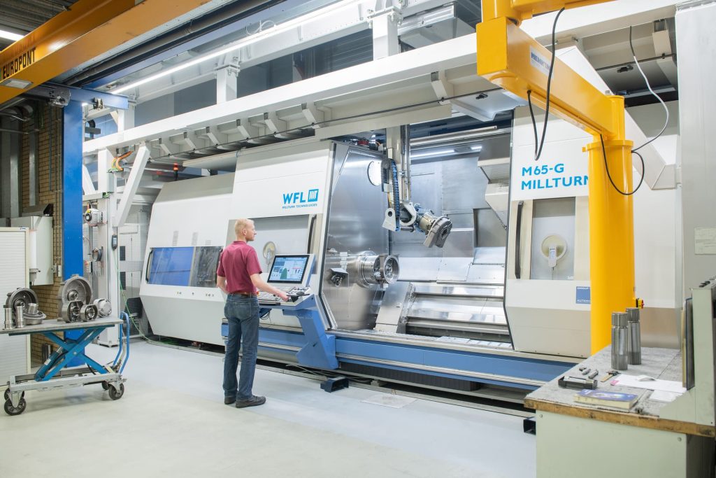 Isola robotizzata con magazzino verticale SILO² e caricatore a portale per attrezzaggio automatico centro CNC — Bredel, Delden Paesi Bassi