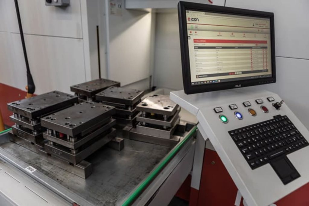 Prelievo ad altezza operatore con gru a bandiera: ergonomia e tracciabilità su ogni ciclo