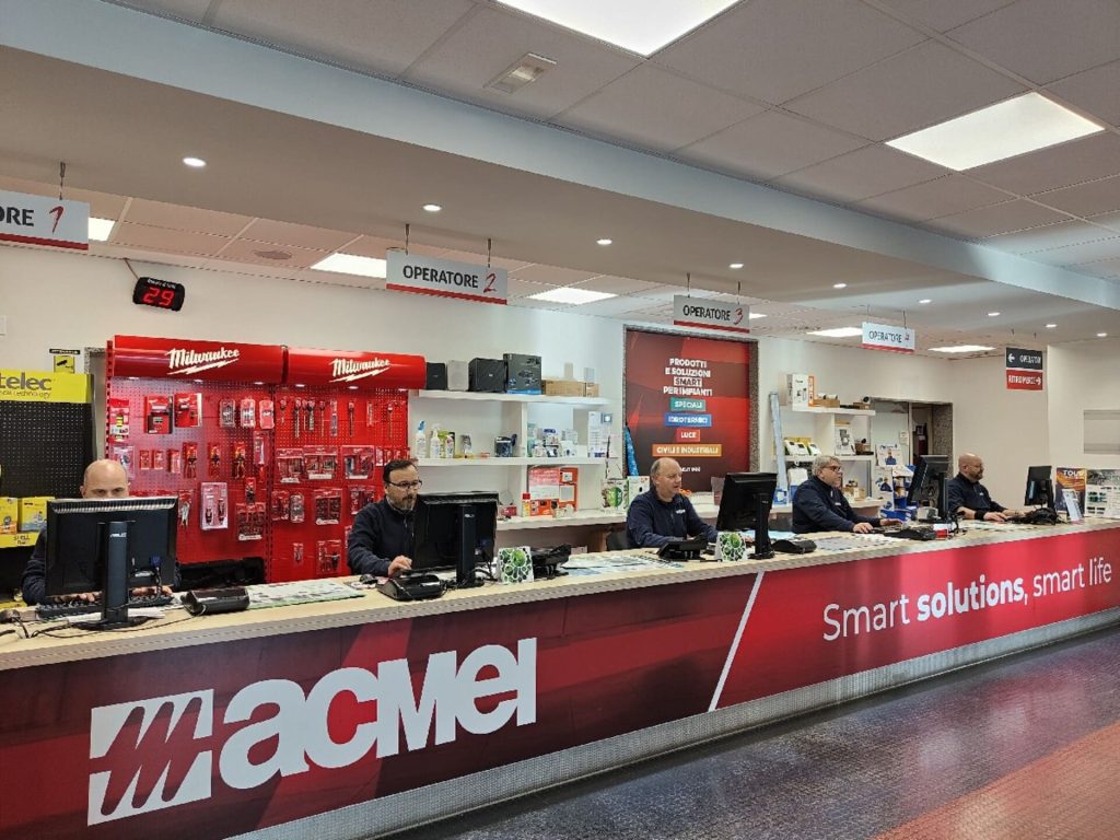 4 magazzini automatici verticali SILO² con vassoi ad altezze diverse per picking prodotti elettrici e illuminotecnici — ACMEI, piattaforma logistica Modugno (BA)