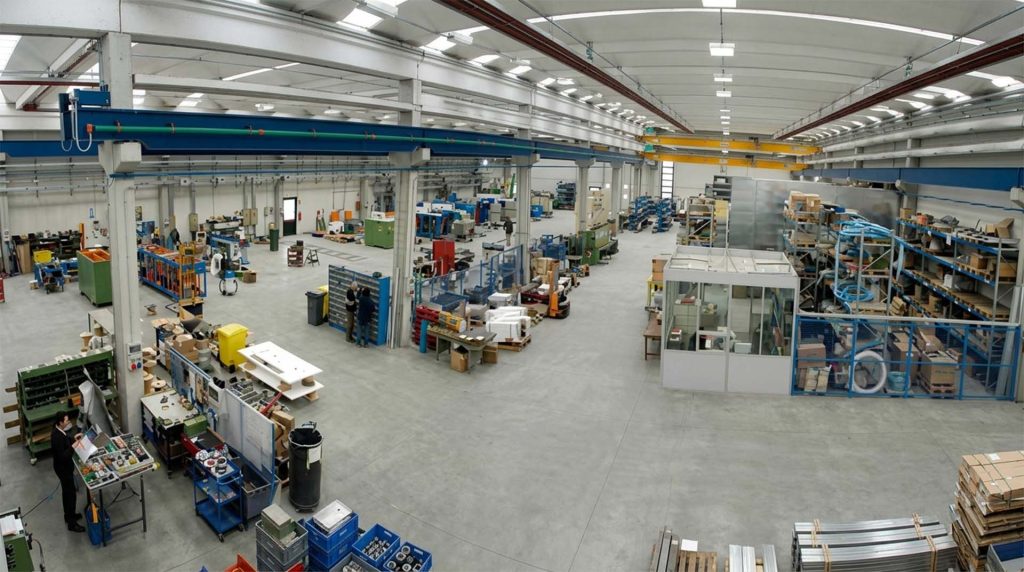 Magazzino verticale automatico SILO² installato all'esterno dello stabilimento, alto 14,5 metri — CEFI srl, Castellamonte (TO)