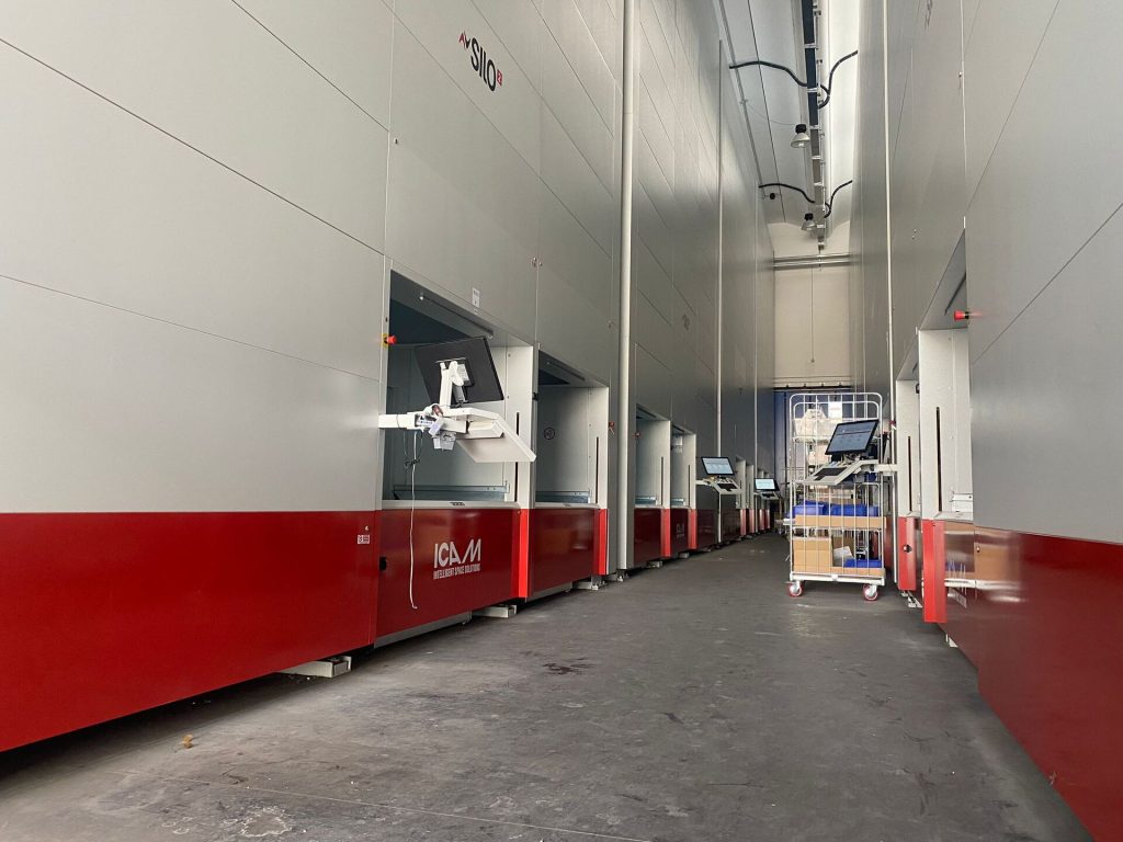 8 SILO² in isola di lavoro: 14.000 referenze in uno spazio ridotto del 20%