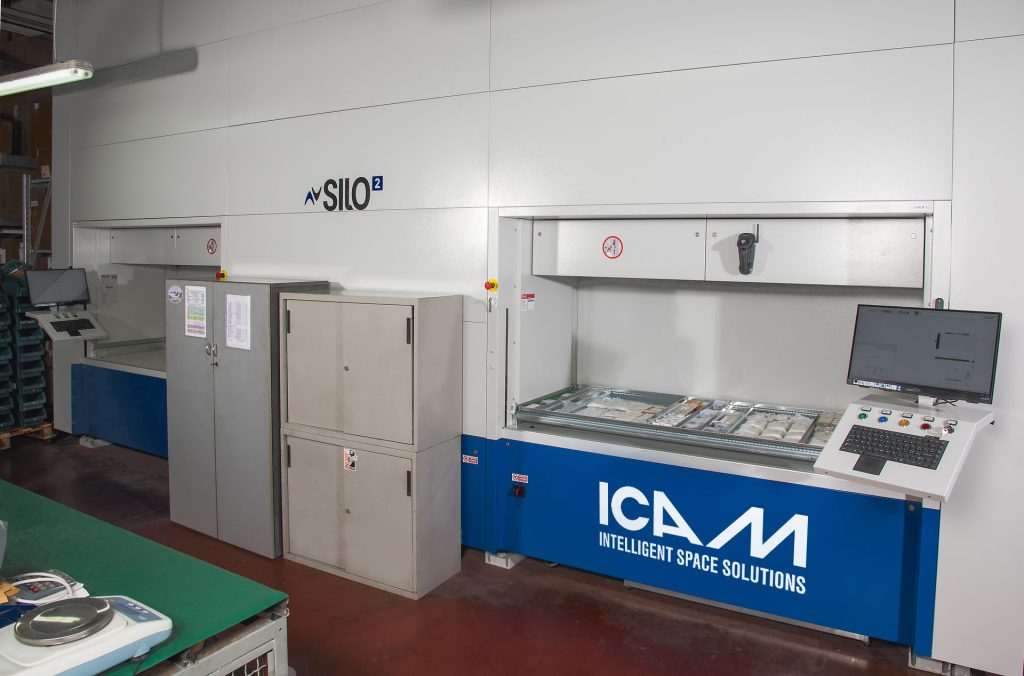 SILO² next to the production line: 5,000 item codes in 21 m², integrated dust blower