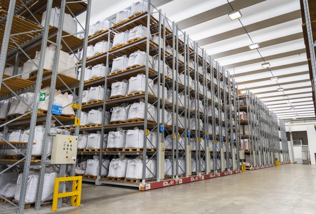 Magazzino COMPATTA per materie prime: 
7.000 pallet in 2.700 m²