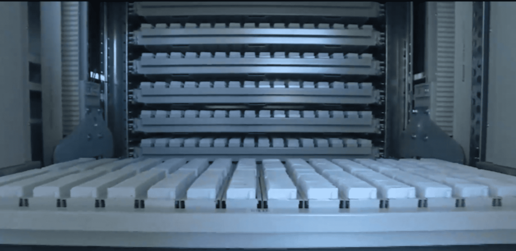 Custom trays and triple-compartment racks for 70,000 screening cards in just 5.15 m²