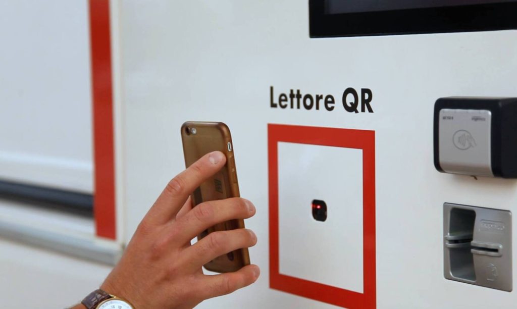 Acquisto diretto, ritiro con QR code e consegna via bike courier: tre modalità in un unico punto