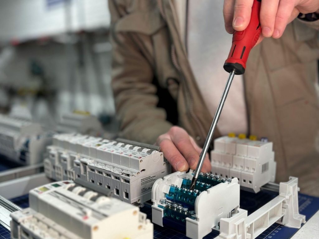Produttori e assemblatori di componenti elettrici 
Precisione e protezione prima di tutto