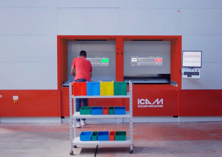 IRIDE smart picking device — fascio di luce sulla baia di prelievo del magazzino automatico SILO² ICAM