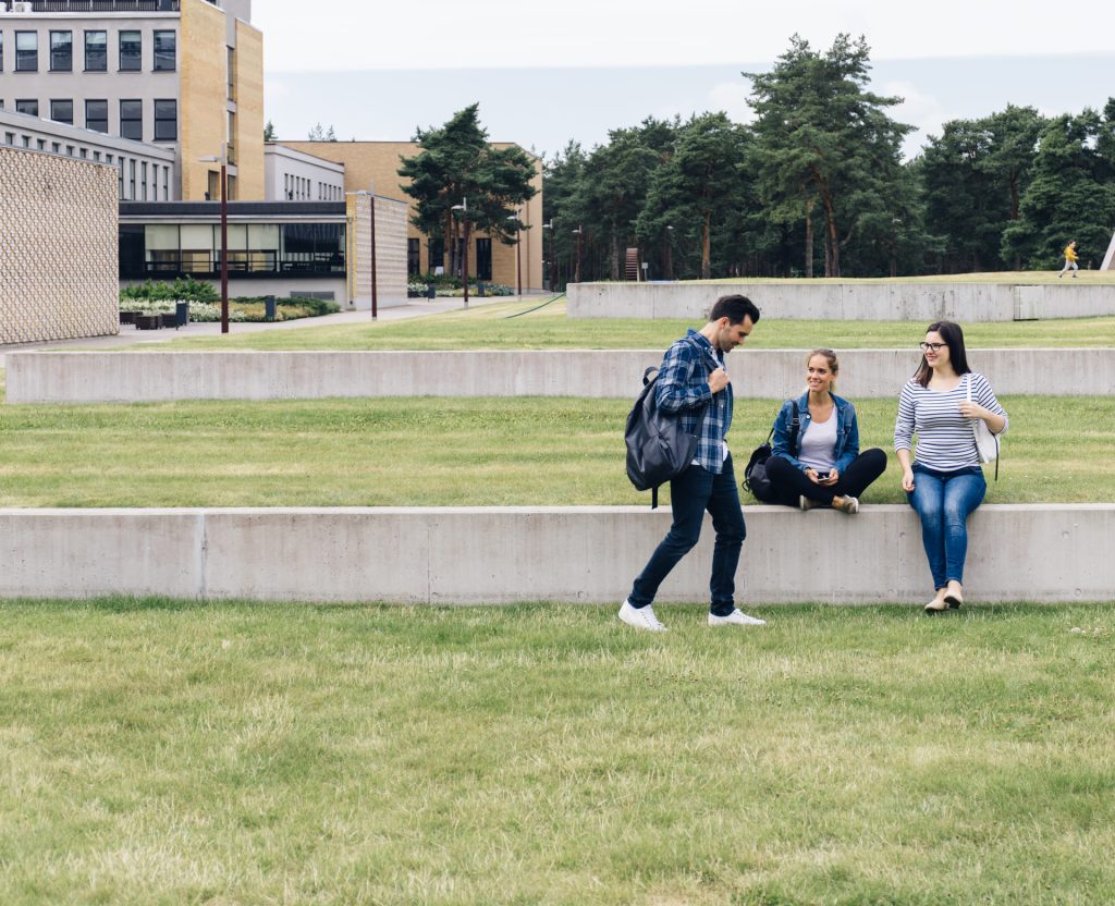 Universities, campuses and institutional sites
Internal logistics and proximity services for the community